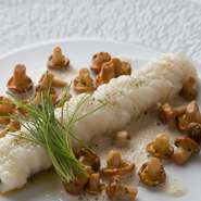 フランス料理のクラシックな組み合わせ“魚ときのこ”を鱧で表現した一皿。鱧は日本料理同様骨切りし、皮目から焼いている。ソースは鱧のだし、きのこのだしをベースにすだちの果汁でほど良い酸味を加えている。