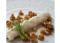フランス料理のクラシックな組み合わせ“魚ときのこ”を鱧で表現した一皿。鱧は日本料理同様骨切りし、皮目から焼いている。ソースは鱧のだし、きのこのだしをベースにすだちの果汁でほど良い酸味を加えている。