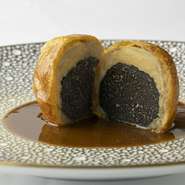 シェフ ティエリー・ヴォワザンが贈る季節のコースをご堪能ください。