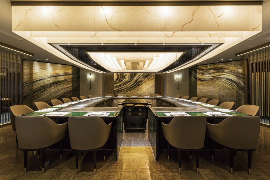 目の前で繰り広げられる鉄板を舞台にした厳選素材の美しいライブ