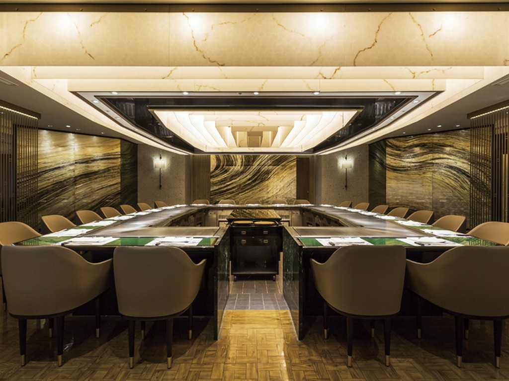 目の前で繰り広げられる鉄板を舞台にした厳選素材の美しいライブ