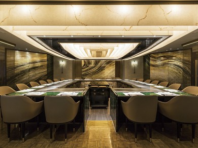 目の前で繰り広げられる鉄板を舞台にした厳選素材の美しいライブ