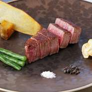 ・和牛の冷製オードブル
・活伊勢海老
・国産活鮑
・サラダ
お好みのステーキをお選び下さい。
特撰和牛サーロイン 150g
特撰和牛フィレ 100g
ご飯 / 味噌椀 / 香の物
デザート / コーヒー