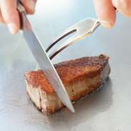 本日のスープ
コンビネーションサラダ
焼野菜
～お好みのメイン料理をお選び下さい～
・特撰和牛サーロイン
・特撰和牛フィレ 
・神戸牛ロース
ご飯 / 味噌椀 / 香の物
デザート / コーヒー
