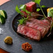 各地より料理人が厳選したサーロインを使用。脂がのった旨みの強い部位なので、軽く下味をつけ、備長炭でじっくりと焼き上げています。添え物は契約農家の旬な有機野菜を使用。お好みで薬味をつけてどうぞ。