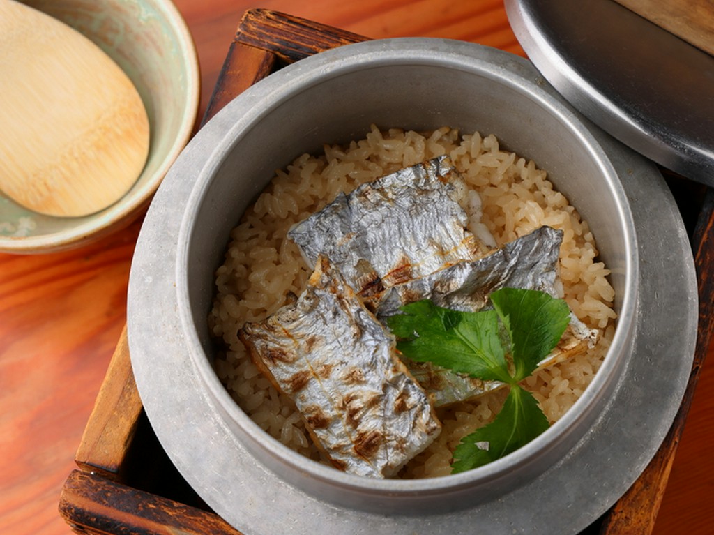 コシヒカリを使用し、だしにこだわった『季節の釜飯』