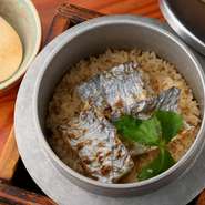 秋田県のコシヒカリと季節の素材を贅沢に使用した釜飯です。具材によってだしの種類を変えていて、お米一粒一粒に旨みが染みわたっています。具材は、筍、鮎、きのこ、蟹など季節によって変わります。