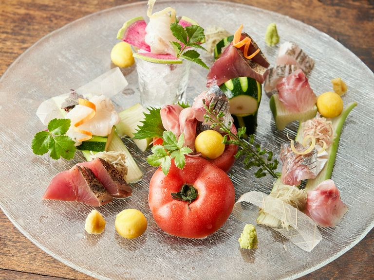 まるでアート作品のように華やか!旬の魚介を盛りつけた『お造りの盛り合わせ』