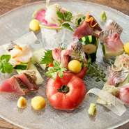 2名から注文できる造りの盛り合わせ。旬の新鮮魚介や野菜がまるでひとつの絵画のように盛りつけられたメニューは、気持ちも華やかにしてくれること間違いなしです。