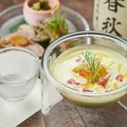 コースの最初に出てくるのが、この美しいガラス食器に盛られた前菜のセット。手の込んだ斬新な新和食がきらめくガラス食器に映え、コースへの期待を高めてくれます。
