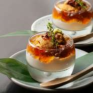 京都の湯葉の上に、鰹出汁のジュレ、ウニ、本ワサビを重ねた、見た目にも美しい一品。混ぜて食べると風味豊かな味わいが口いっぱいに広がります。