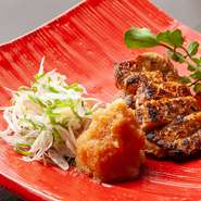 歯ごたえがあり、ヘルシーな鶏肉として知られる高知のはちきん地鶏をわら焼きに。皮目は香ばしく、噛めば噛むほど旨味が出て美味！たっぷりと薬味とポン酢の風味が爽やかに広がります。