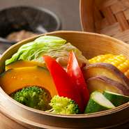 栃木、高知、岩手などから直送される季節の野菜を7種盛り込んだせいろ蒸しです。そのまま味わうのはもちろん、バーニャカウダソースや燻製塩をつけて味の変化を楽しむのもオススメ。