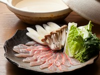 『季節の鍋コース』では、季節の食材を使った家庭料理5品と、旬の魚のお鍋が楽しめます。新鮮な金目鯛を出汁にさっとくぐらせると、脂が程よく落ち、身がぷりっと締まって美味。甘味と旨味を堪能できます。