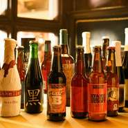 直輸入ベルギービールと自社醸造クラフトビールを最大17タップ！様々な味わいや香りが楽しめるベルギービール。カウンターで楽しむもよし、お昼時にテラス席で楽しむもよし、大切なお時間をテーブル席でゆったりと。