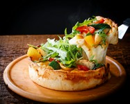 （旬の野菜、モッツアレラ、ルッコラ、ホワイトビネガーソース）
<S size>1,650yen/<M size>2,200yen