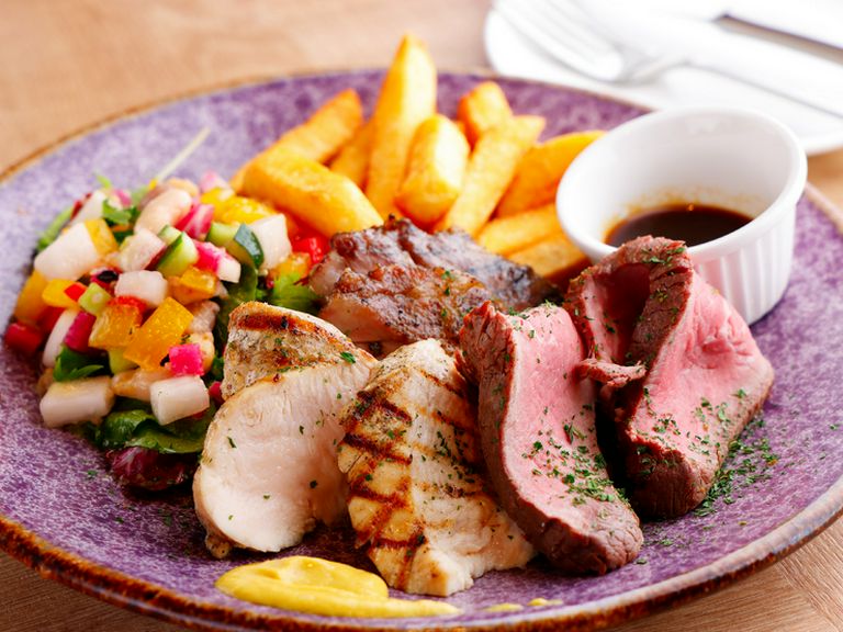 異なる味わいを一度に楽しめる、贅沢な一皿『三種のロースト盛り合わせ』