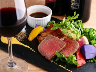 素材にこだわった肉料理は、ベルギービールとも相性抜群
