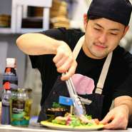 お店では「いらっしゃいませ」ではなく「こんにちは」「こんばんは」と声掛けするなど、フレンドリーな対応でおもてなし。ゲストとの程よい距離を探りながら、一言ひとこと心を込めて、接客を行っているのだとか。