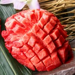 絶品厚切りタンを マンゴーカットをほどこし華やかに仕上げました！食べ応えのある柔らかい弾力や口いっぱいに広がる肉汁をお楽しみください。