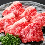 焼肉の定番部位！あばら骨周辺の部位。「バラ」とも言います。ややしっかりとした食感で、脂が多く甘みが強いのが特徴です。