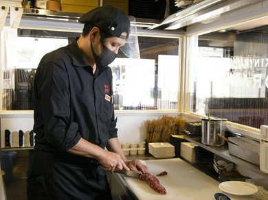 厳選された肉を丁寧に手切り。素材の味を活かすカッティング