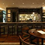 椅子の高さが絶妙ミドルチェア！カウンターの奥行きが広々、ライブ感抜群のキッチンが見渡せます。