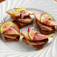 脂が乗りすぎていない鯖を軽く炙って鶏レバーと合わせたシェフオリジナルの前菜。すだちの爽やかな香りが味を引き立て、スパークリングワインとの相性も抜群。鶏レバーは時期によってはイノシシ肉に変わることも。