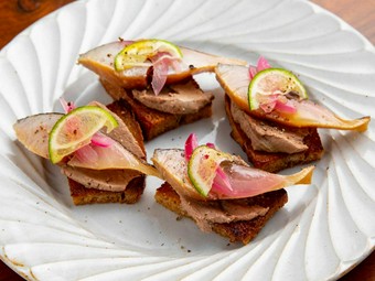 さっぱりと食べられる『くんせい鯖と鶏レバーのクロスティーニ』