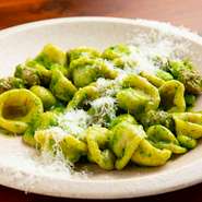 自家製のパスタ（オレキエッテ）を使用し、ペコリーノチーズで仕上げた一皿です。自家製ソーセージに添えられるルッコラや枝豆、そら豆など、野菜は季節ごとに変わります。