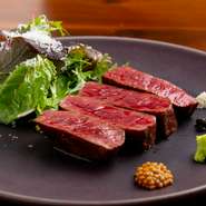 クリとは牛の前足の部分。その希少部位をタスマニアマスタードや生コショウ、本わさび、塩でいただく和テイストのメニュー。旨みが凝縮された赤身はジューシーでありながらあっさりし、いくらでも食べられます。