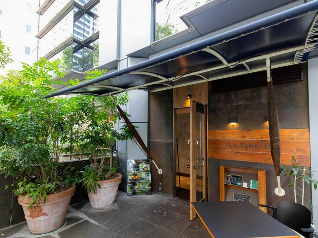 オシャレな外観。新町北公園すぐそばで立地のよさが魅力