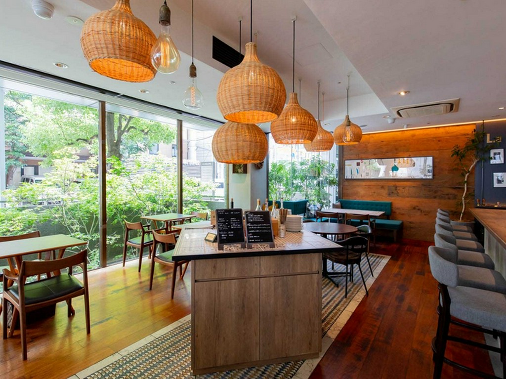 広々とした店内。大きな窓から見える外の緑がさわやか