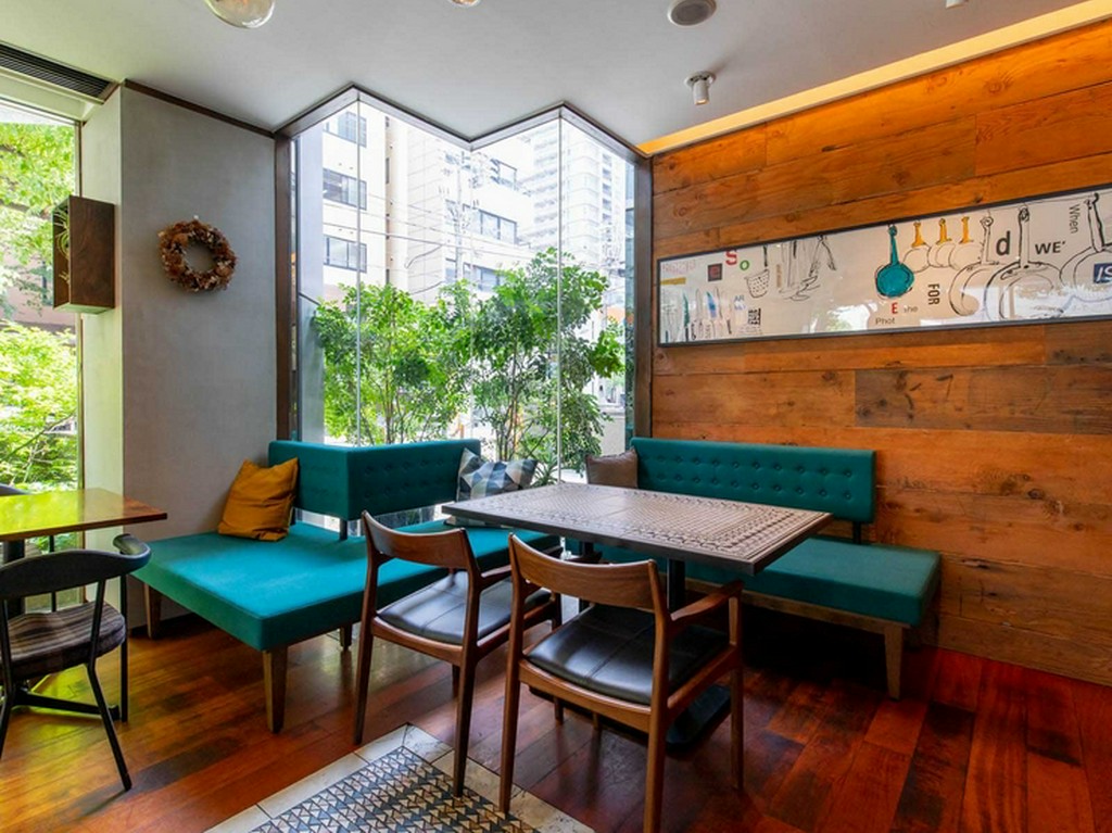 コバルトブルーのソファやインテリアもオシャレ