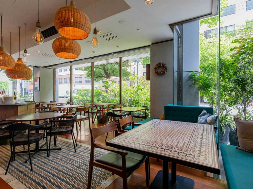 高い天井のゆったりした店内空間でおいしい料理を楽しんで