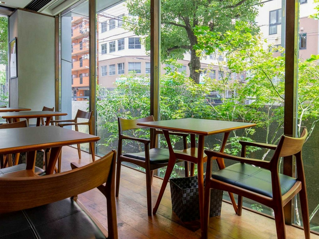 光に包まれた、外にいるような開放感あふれる店内