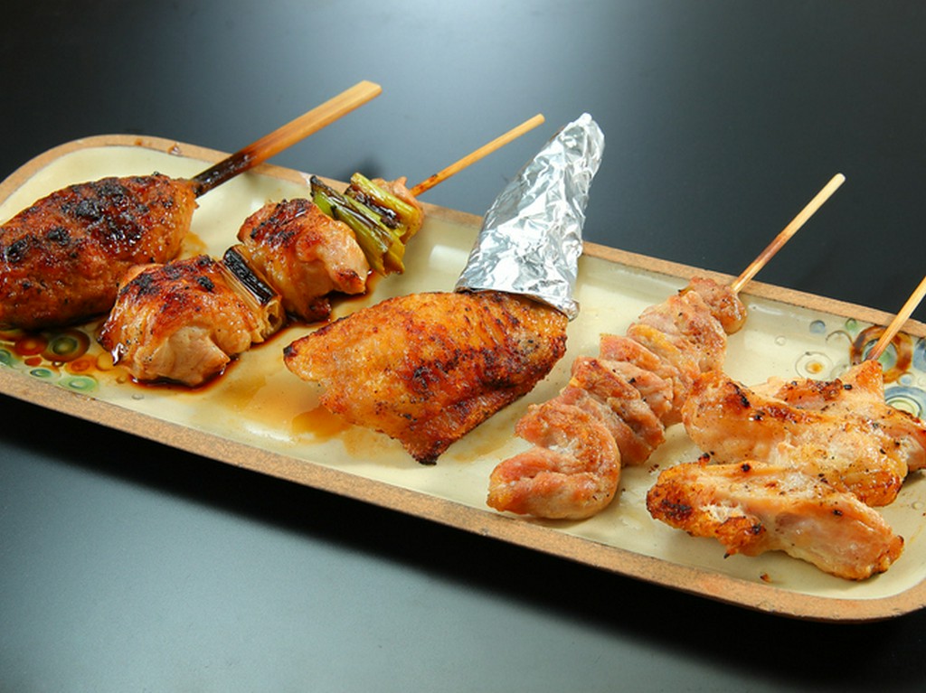 炭の香りが食欲をそそる、バラエティ豊かな部位が揃う『焼鳥各種』