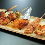 佐賀県産「ふもと赤鶏」をメインに使用した人気メニュー『焼鳥』。オススメは、「せせり」「ねぎま」のほか、希少部位の「ふりそで」だそう。ジューシーで弾力のある鶏肉の旨みを堪能できます。