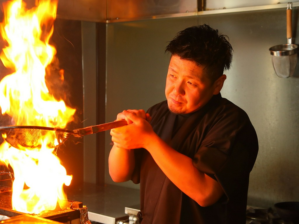 炭を操る熟練の技で仕上げ。五感が刺激される美食の時間