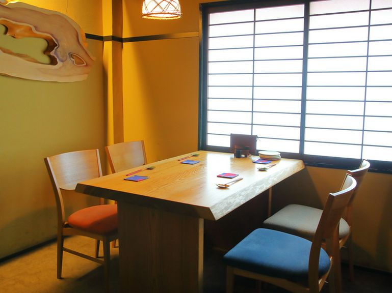 落ち着いた雰囲気が漂う、温かみあふれるテーブル席