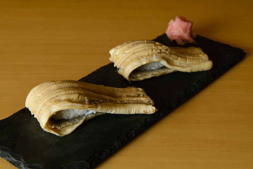 1匹まるごと握り。ふわふわの食感『煮穴子にぎり』