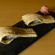 毎朝仕入れる瀬戸内海産の穴子が使用されています。柔らかく口に入れるとほどける食感がおいしい。1匹まるごと握っている贅沢な逸品で、常連さんに人気です。