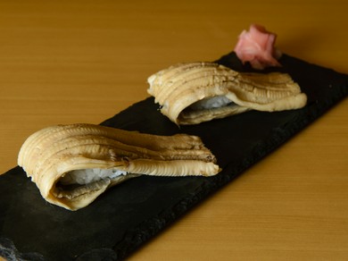 1匹まるごと握り。ふわふわの食感『煮穴子にぎり』