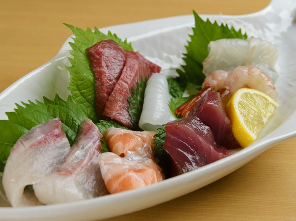 毎朝仕入れる新鮮な魚介を使用『おまかせお造り』