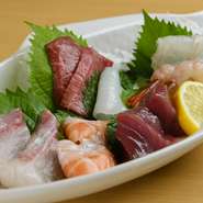 毎朝その日の新鮮なものを仕入れ、提供するおまかせメニューです。季節によって旬のものを楽しめます。どれにしようか迷ったら頼むべき一品。