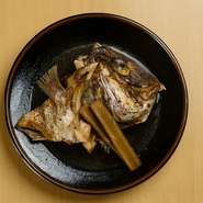 目利きをして毎朝仕入れた鯛を、独自に調合した秘伝のタレで甘辛く炊いています。鯛の旨みと甘辛い味でお酒に合うと評判のメニューです。