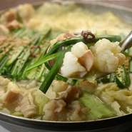 鳥取県産「大山どり」のガラを2～3日じっくり煮込んだ濃厚な鶏白湯出汁。旨みたっぷりのスープに秘伝のタレを加えたコク深いお鍋は、〆のちゃんぽん麺までしっかり楽しみたい格別の味わいです。
※二人前より