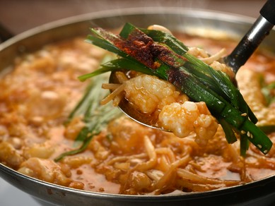 3種類の味噌をブレンド。深いコクが自慢の『韓国風赤スキもつ鍋』