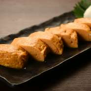 濃厚な味と鮮やかな発色が特徴の「龍のたまご」を贅沢に使用。自慢の出汁をたっぷりと加えて、独自の手法で焼き上げます。とろけるような食感とジュワッと広がる出汁の旨みを堪能できる一品です。