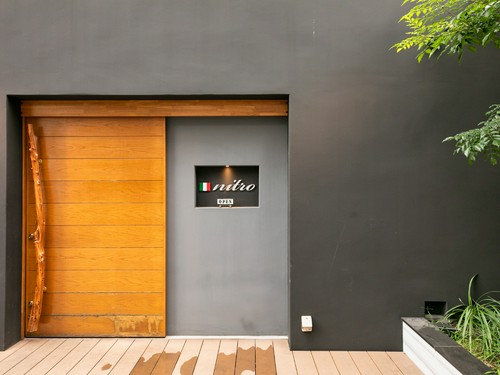 梅田からほど近い場所にひっそりと佇む、隠れ家風の【nitro】